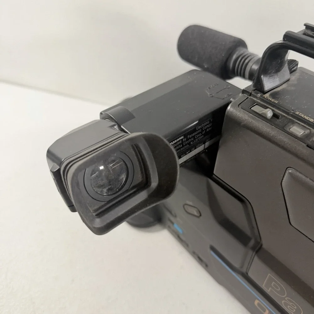 Vintage Panasonic OmniMovie VHS Camcorder PV-320D POWERS ON AS IS READ